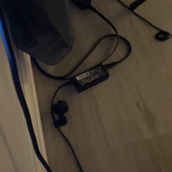 A laptop - Picture 4 of 4